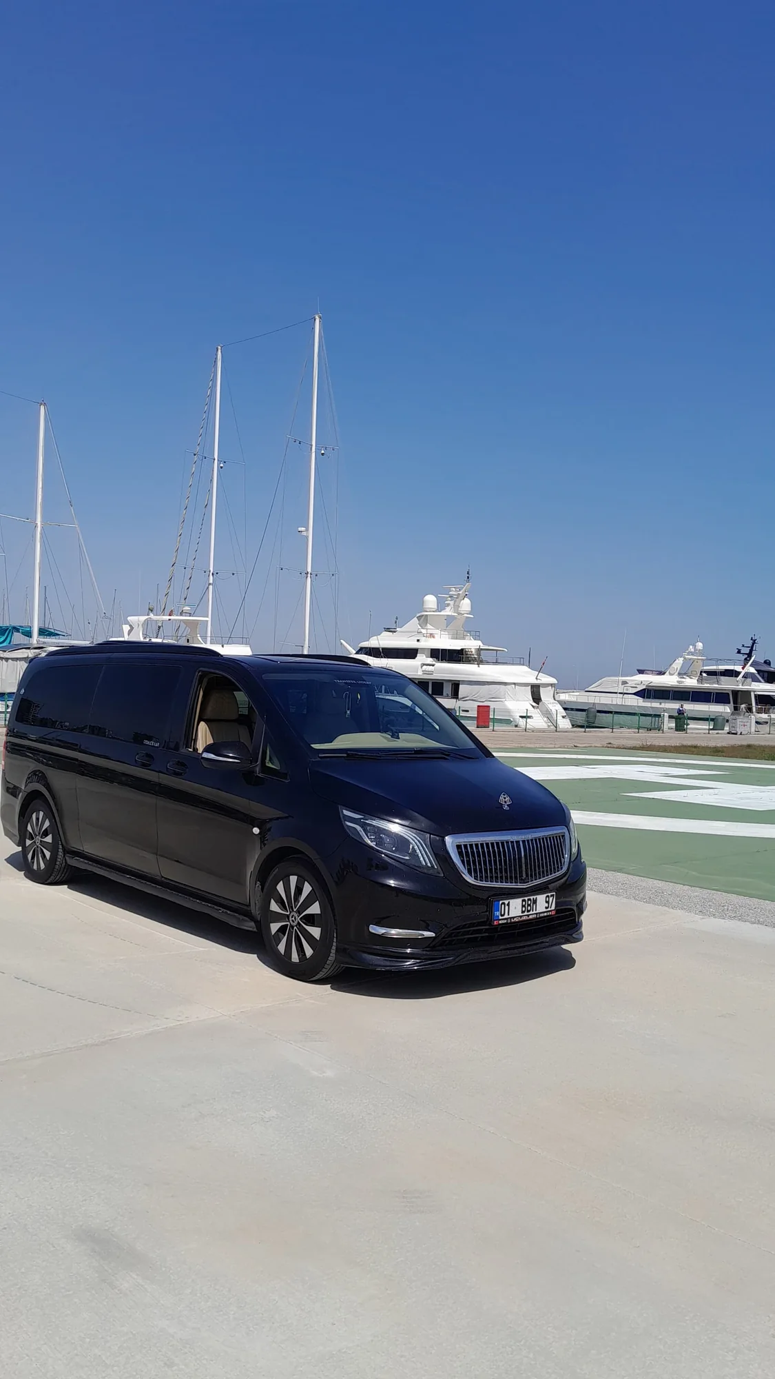 Mersin marinasında siyah VIP Vito