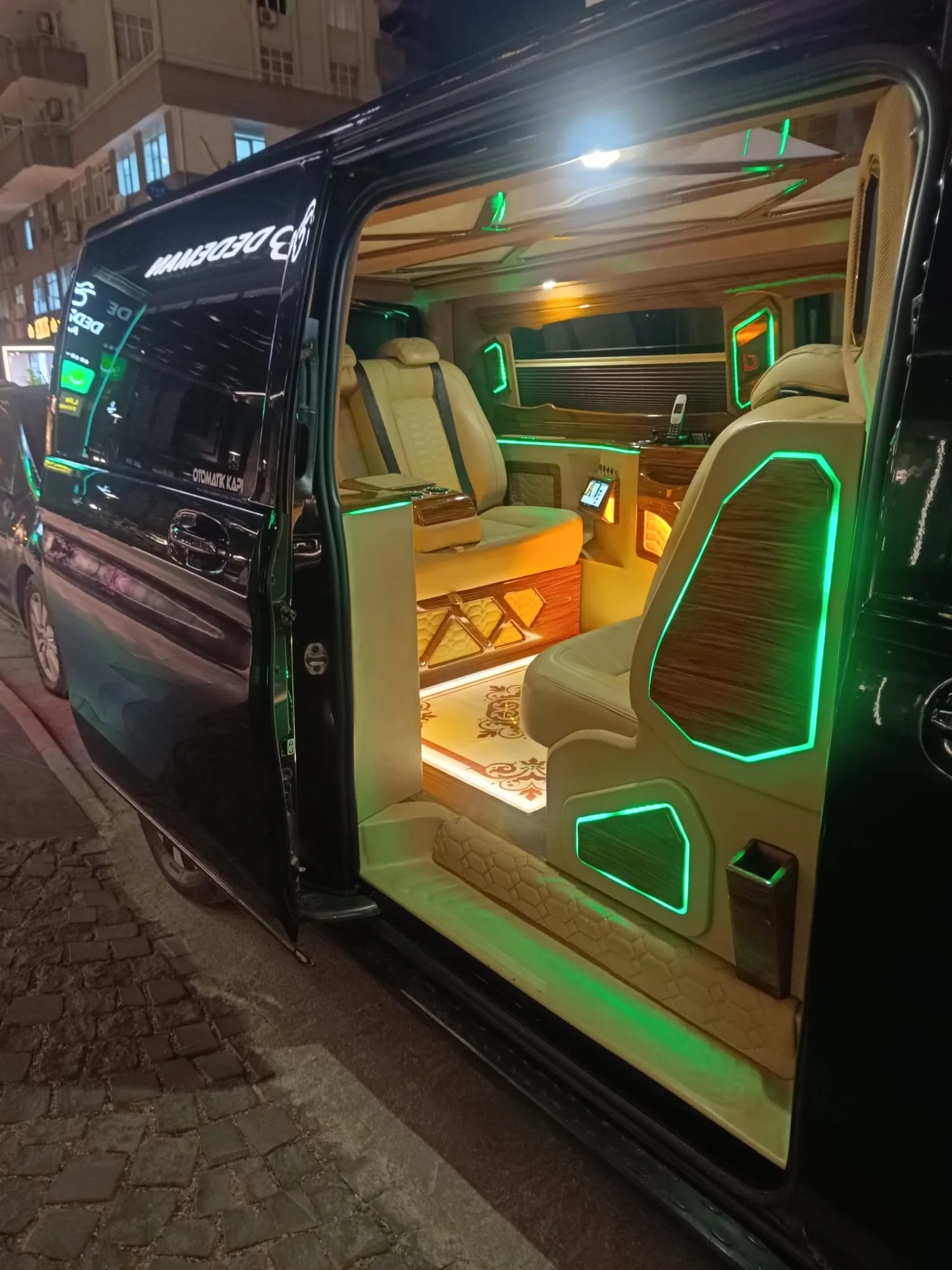 VIP transfer aracında deri koltuk ve aydınlatmalı iç tasarım