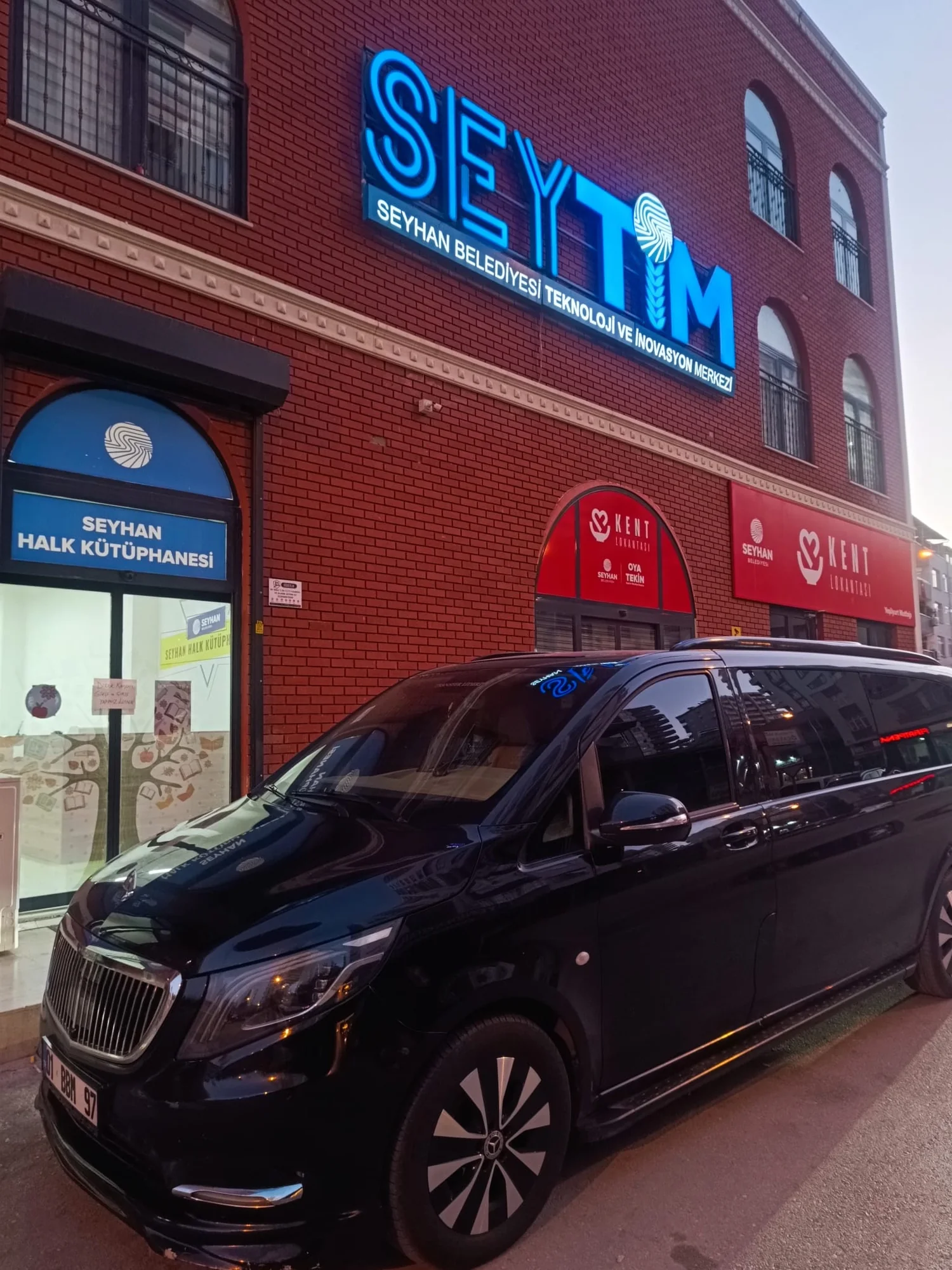 Mersin'de hizmet veren siyah VIP transfer aracı