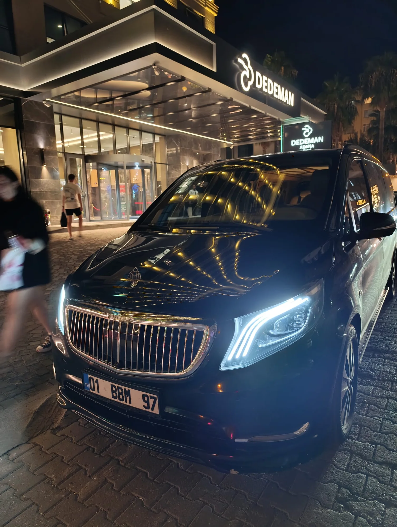 Gece yolculuğuna hazır VIP transfer aracı